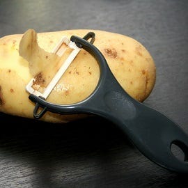 Eplucheur, mandoline, râpe et presse ail