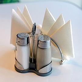 Salière, poivrière, moutardier, ménagère