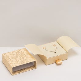 Boîte écrin bijoux kraft dorure à chaud Feuille d’or 8x8x3cm - par 5 Boîte écrin bijoux kraft dorure à chaud Feuille d’or 8x8x3cm - par 5